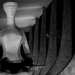 Fotografia em preto e branco de uma grande escultura estilizada representando uma figura sentada segurando um objeto horizontal nas mãos. A escultura ocupa o primeiro plano da imagem e apresenta textura metálica brilhante. Ao fundo, há uma sequência de colunas altas e curvas de um edifício monumental, iluminadas por luzes que criam padrões geométricos no teto. O ambiente é noturno, com forte contraste entre áreas iluminadas e sombras profundas. No canto superior direito há um pequeno logotipo branco dentro de um quadrado de cantos arredondados.
